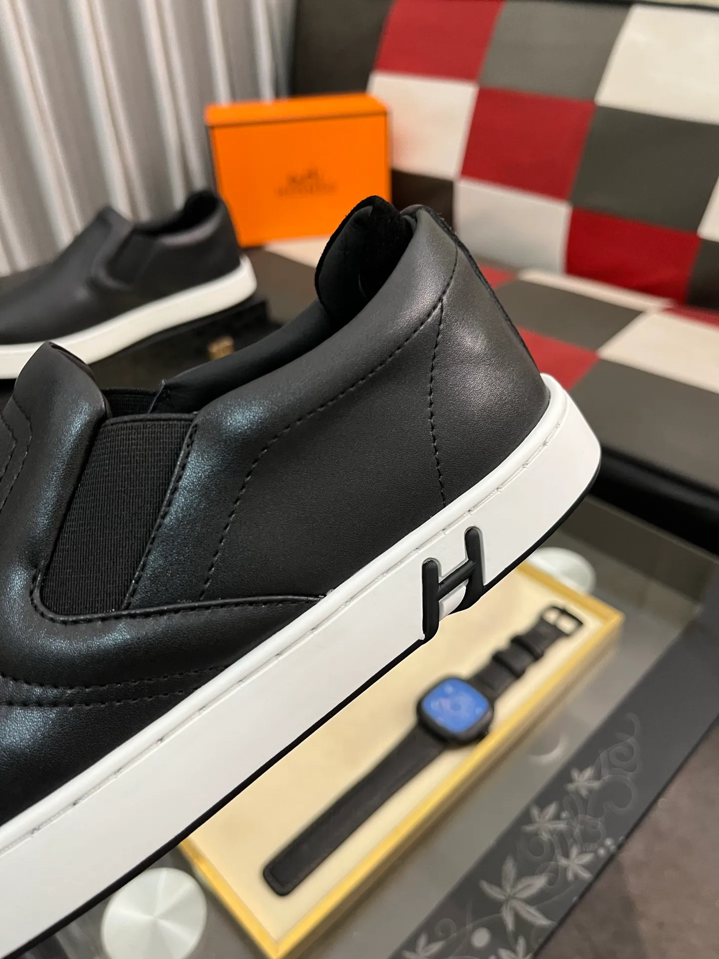 Men's Men's Shoes💰458⌚️⌚️HERMES/Hermès Hugo sneakers are casual men's shoes. These sneakers are made of imported first-layer cowhide leather and breathable mesh design. The contrasting color design creates a dynamic and modern shape. The front end of the toe is decorated with natural-color rubber inlays, making it novel and fashionable. The texture is incomparable, with cowhide lining and cowhide foot pads, the upper foot is comfortable and breathable, and the rubber sole is decorated with geometric patterns and iconic "H" details. A very personal one! Size: 38-44